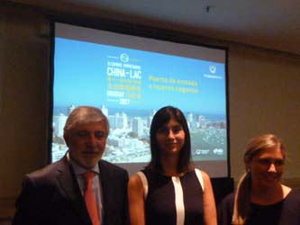 El Embajador Jorge Alberto Delgado Fernández y Mariana Ferreira (al centro) en la presentación de China LAC Uruguay 2017.