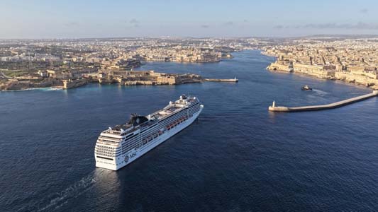 1. MSC Poesia entrando al dique seco
