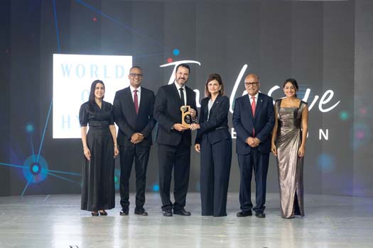 Ejecutivos de Hyatt Inclusive Collection reciben el Gran Premio por la vicepresidenta de la Republica Raquel Pena 