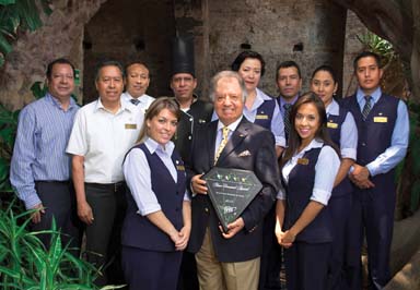 Juan F. Corral, experimentado hotelero y Director General del Hotel & Spa Hacienda de Cortés, mostrando orgulloso el importante galardón con parte de su excelente equipo.