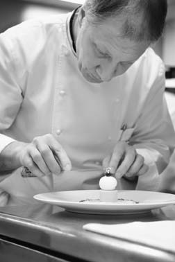 El Chef Eric Frechon, el genio detrás de Epicure, el restaurante con tres estrellas Michelin del hotel Le Bristol de París.
