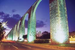 El hermoso e histórico Acueducto de Querétaro, una de las riquezas arquitectónicas de la ciudad.
