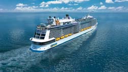 La clase Royal Suite estará disponible para salidas que comiencen en mayo de 2016 a bordo de las clases: Oasis of the Seas (foto superior) y Quantum  of the Seas (foto inferior) de Royal Caribbean.