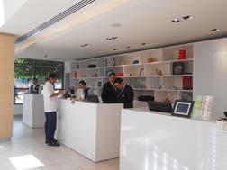 Recepción del Hotel Fiesta Inn Aeropuerto Ciudad de México: servicio eficiente y amable en instalaciones modernas y funcionales.