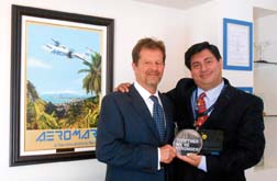 El ingeniero Alfonso Acosta, contento por los logros de Aeromar, recibe de manos del señor Luis Gallardo, el reconocimiento otorgado por SITA.